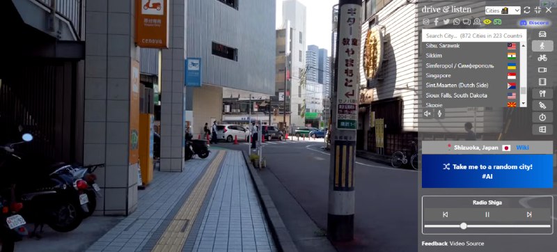 #趣站 #广播 #街景 Drive & Listen 虚拟城市漫游体验，涵盖了全球 247 个国家的 873 个城市实景录像，有雨天、夜晚、自然步道、滑雪路线、航拍等景象，拍摄视角有驾车、散步、骑行、火车、无人机等，都可以自由选择和切换，还配备了当地电台与音乐，使人仿佛置身异地驾车旅行之中，感兴趣的可以看看，完全免费，无需注册