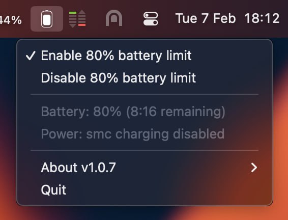 #Mac #电池 #开源 Battery 专为 MacBook 设计的充电管理工具，提供 GUI 与 CLI 两种操作方式，可指定电池充电百分比，默认为 80%，超过设定值则自动停止充电，低于设定值则恢复充电，同时设置持续有效，即使重启或关闭托盘也依然生效，针对长期插电续航场景设计，有助于延长电池寿命