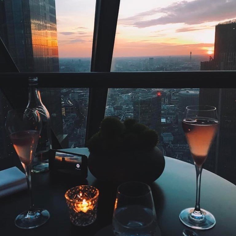 #趣站 instagreen 一个提供装逼生活照片的网站，用来伪装富人的生活，自称是世界上第一家生活伪造服务公司，有成千上万的照片，从私人飞机到牛排自助餐，涵盖非常广泛，据说与不少 Instagram 博主都有合作